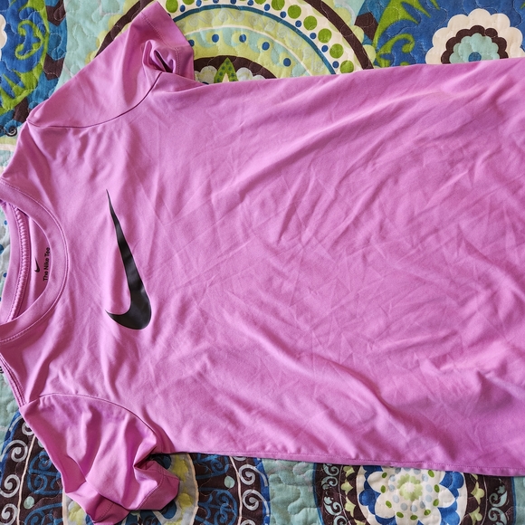 Nike Pink T-Shirt with Black Logo - Picture 2 of 9